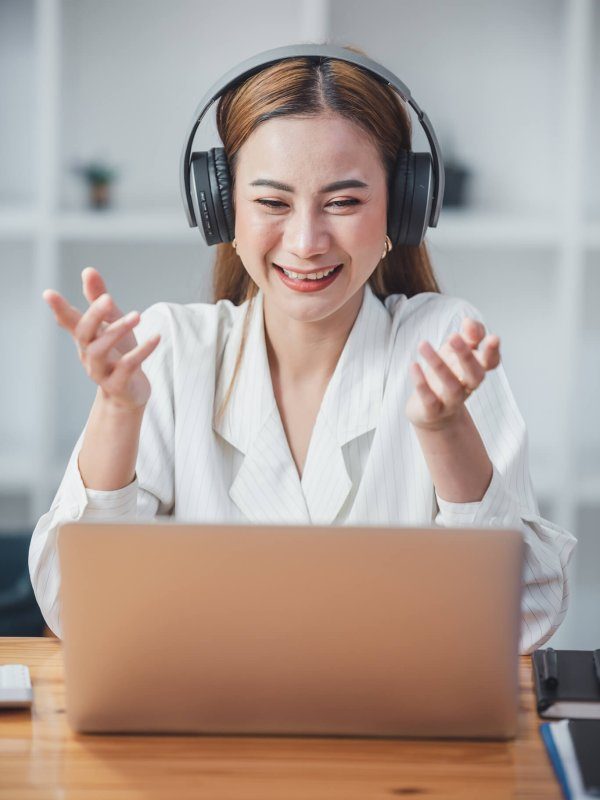 asian-girl-happy-and-charming-wear-headphones-to-communicate-by-video-conferencing-at-your-desk-usi-qdav5w66wmn9xmw57wzkrx6xvcfp299qedaokjexq8.jpg